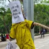 অভিযুক্ত শিক্ষকদের প্রতীকী জুতার মালা পড়িয়ে কুশপুত্তলিকা দাহ
