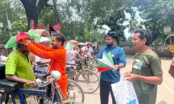 রোদের তীব্রতা থেকে রক্ষা পেতে রিক্সাচালকদের মাঝে ক্যাপ ছাতা বিতরণ করেন ‘আমাদের প্রিয় সৈয়দপুর’ সংগঠন