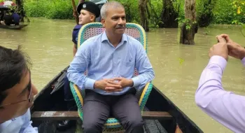 নৌকায় চড়ে রাতারগুল ঘুরলেন আসিফ নজরুল, শুনলেন মাঝিদের গান