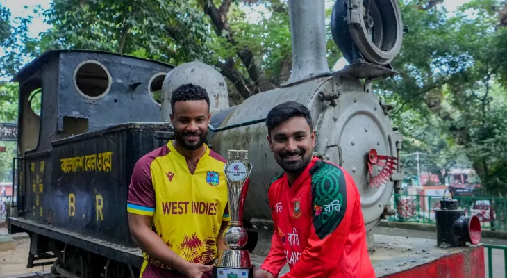 ঐতিহাসিক রেল ভবনের সামনে টি২০ সিরিজের ট্রফি উন্মোচন