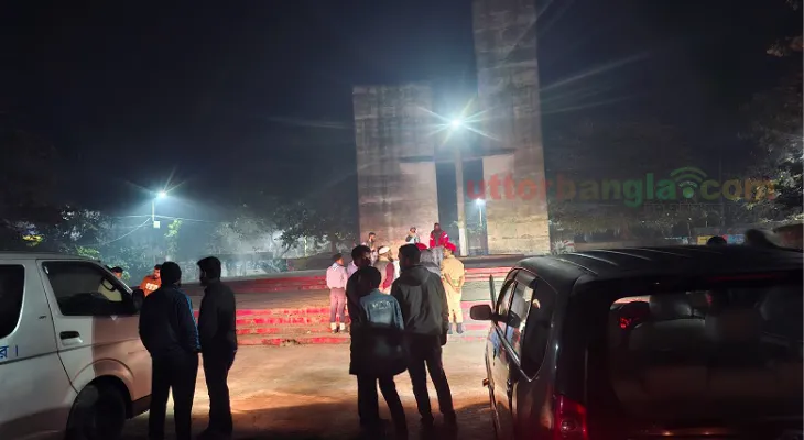 রোকেয়া বিশ্ববিদ্যালয়ে গাড়ির হেডলাইট জ্বালিয়ে ফুল দেওয়ার প্রস্তুতি