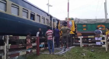পাবনায় ট্রাকের ধাক্কায় চলন্ত ট্রেনের ইঞ্জিন বিকল