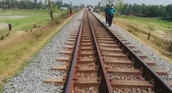 স্বামীর সামনেই ট্রেনে কাটা পড়লেন গ্রামীণ ব্যাংক কর্মী