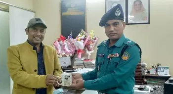 মানবিক পুলিশ মহিদুল ইসলাম কে অভিনন্দন জানিয়েছেন সাংবাদিক সাইফুল ইসলাম