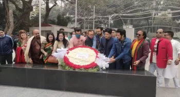 নিপুণকে নিয়ে বঙ্গবন্ধুর প্রতিকৃতিতে পুষ্পার্ঘ্য দিলো শিল্পী সমিতি