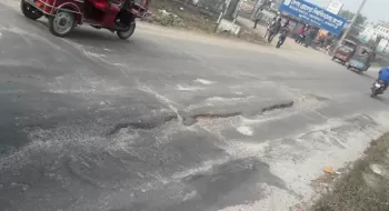 মৃত্যুঝুঁকি নিয়ে রাস্তা পারাপার বেরোবি শিক্ষার্থীদের