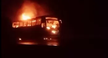 নাটোরে শিক্ষা সফরের বাস আগুন, ১০ শিক্ষার্থী আহত (ভিডিও)