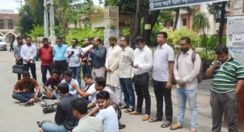 রাজশাহীতে সাংবাদিকদের ওপর হামলা, বরখাস্ত দুই