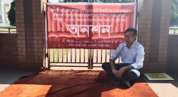 চিকিৎসা সেবায় অনিয়মের প্রতিবাদে রাবি অধ্যাপকের দিনব্যাপী অনশন