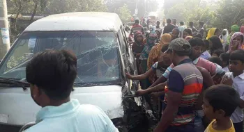 স্কুলের মাইক্রোয় ট্রেনের ধাক্কা, প্রাণে বাঁচল ১৬ শিক্ষার্থী