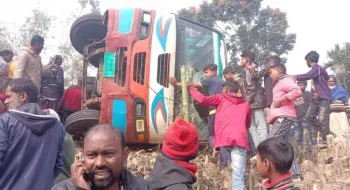 গাইবান্ধায় সড়কে বাস উল্টে প্রাণ গেলো আইনজীবীর