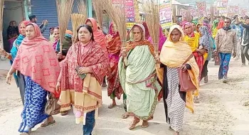 সুন্দরগঞ্জে উপজেলা শিক্ষা কর্মকর্তার বিচার দাবিতে ঝাড়ু– মিছিল