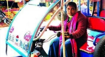 রুমার সংসার চলে অটো রিকসা চাকায়