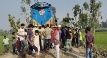 লালমনিরহাটে গরুর সাথে ধাক্কায় ট্রেনের ইঞ্জিন বিকল! ট্রেন চলাচল বন্ধ