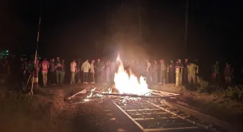 শিক্ষার্থী-স্থানীয় সংঘর্ষে এবার রেললাইনে আগুন জালিয়ে শিক্ষার্থীদের বিক্ষোভ