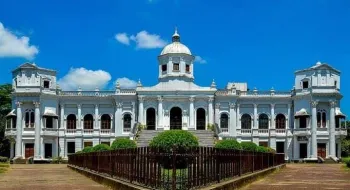 অপরুপ সৌন্দর্যের শত বছরের রংপুরের জমিদার বাড়ি
