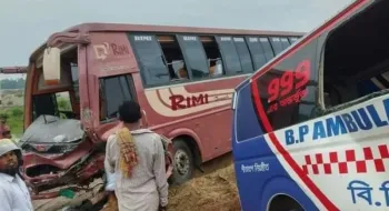 সিরাজগঞ্জে বাস-অ্যাম্বুলেন্স মুখোমুখি সংঘর্ষ, নিহত ৩