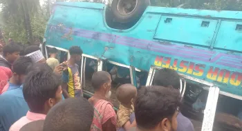 পঞ্চগড়ে নিয়ন্ত্রণ হারিয়ে চা বাগানে যাত্রীবাহী বাস, আহত ১২