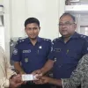 কুড়িয়ে পাওয়া লাখ টাকা ফেরত দিলেন রিক্সাচালক