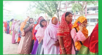 রাসিক নির্বাচন : কেন্দ্রে নারী ভোটারদের উপচে পড়া ভিড়