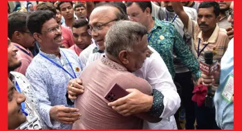 ভোটকেন্দ্রে নৌকা-জাপা প্রার্থীর আলিঙ্গন, ‘আমরা চাচা-ভাতিজা’