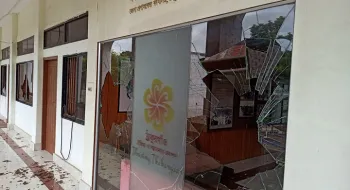 ঠাকুরগাঁও জেলা প্রশা‌কের কার্যালয়ে ভাঙ্গচুর, আহত ১, আটক ১ জন