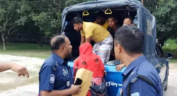 ঠাকুরগাঁওয়ে অনৈতিক কার্যকলাপে লিপ্ত থাকায় হাতেনাতে আটক - ৫