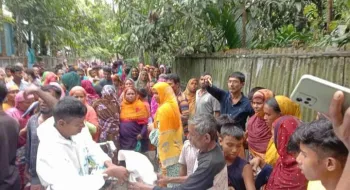 ঘরের মেঝেতে কান্না করছে শিশু, বিছানায় মায়ের নিথর দেহ