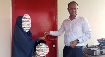 অভাবের তাড়নায় সন্তান বিক্রয় করা মায়ের পাশে ইউএনও