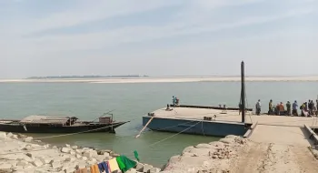 জেগে উঠেছে চর, যাত্রা বিপত্তিতে চিলমারী নৌ-বন্দরের ফেরি সার্ভিস