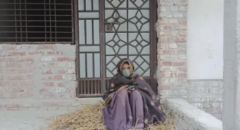 কালীগঞ্জে স্ত্রীর স্বীকৃতি পেতে পুলিশ সদস্যের বাড়িতে কলেজ ছাত্রীর অনশন