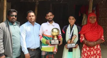 সাফ ফুটবলের সাগরিকাকে দেখতে ভাঙ্গাচোরা বাড়িতে মানুষের ভিড় !