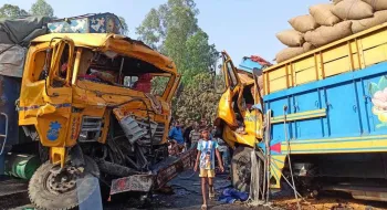 দিনাজপুরে দুই ট্রাকের মুখোমুখি সংঘর্ষ, নিহত ২