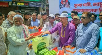রংপুরে তরমুজ-পানি, স্যালাইন-শবরত নিয়ে শ্রমিকদের পাশে জেলা যুবলীগ