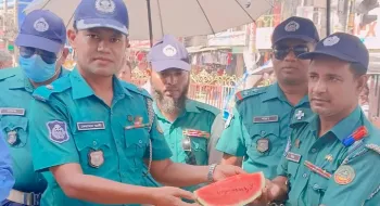 রংপুর মেট্রোপলিটন ট্রাফিক পুলিশদের মাঝে তরমুজ, সুপেয় পানি বিতরণ