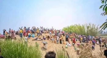 ভাগ্য বদলের জন্য দিনরাত সোনার খোঁজে মাটি খুড়ছে মানুষ