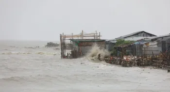 উপকূলে আঘাত হেনেছে ঘূর্ণিঝড় ‘রিমাল’