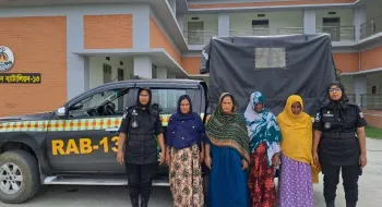 লালমনিরহাটে ৪ নারীসহ ৫ জন মাদক ও অস্ত্রসহ আটক