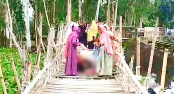 কুড়িগ্রামে বাঁশের সাঁকোর ওপর সন্তান প্রসব