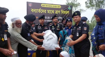 কুড়িগ্রামের বন্যার্তদের হাতে ত্রাণ সহায়তা তুলে দিলেন র‌্যাবের মহা-পরিচালক