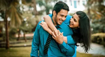 যেসব আচরণ দেখলে বুঝবেন সে আপনার প্রেমে পড়েছে