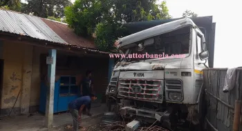 লালমনিরহাটে বেপরোয়া ট্রাক মাদ্রাসার ভিতরে, ১২ শিক্ষার্থী গুরুতর আহত