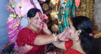 ঝিনাইদহে সিঁদুর খেলায় মেতেছে নারীরা