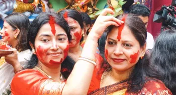 রাজশাহীতে দেবীর বিদায়ের আগে সিঁদুর খেলায় মেতেছেন নারীরা