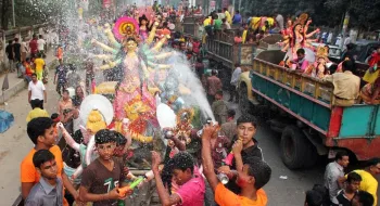 প্রতিমা বিসর্জনে শেষ হচ্ছে দুর্গোৎসব