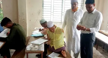 পা দিয়ে লিখে আলিম পাশ করলেন রাসেল