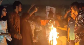 সাকিবকে দলে রাখায় ঢাবিতে ক্রিকেটারের কুশপুত্তলিকা দাহ