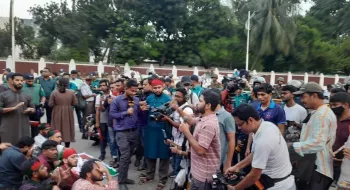 গণজমায়েত থেকে ঘোষণা: বৃহস্পতিবারের মধ্যেই মানতে হবে ৫ দাবি