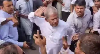 মেজাজ হারিয়ে চড় মারলেন মির্জা ফখরুল, ভিডিও ভাইরাল