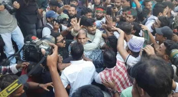 গুলিস্তানে 'জয় বাংলা' স্লোগান, গণপিটুনি দিয়ে পুলিশে সোপর্দ